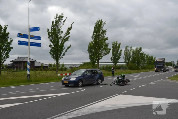 Motorrijder knalt in flank van auto