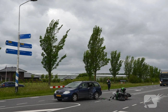 Motorrijder knalt in flank van auto