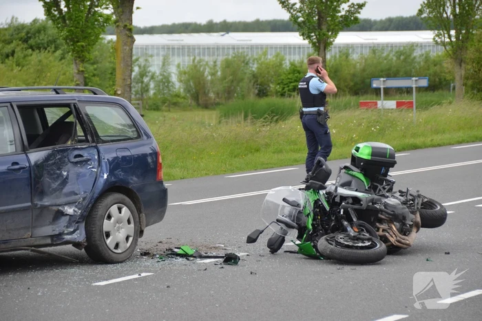 Motorrijder knalt in flank van auto