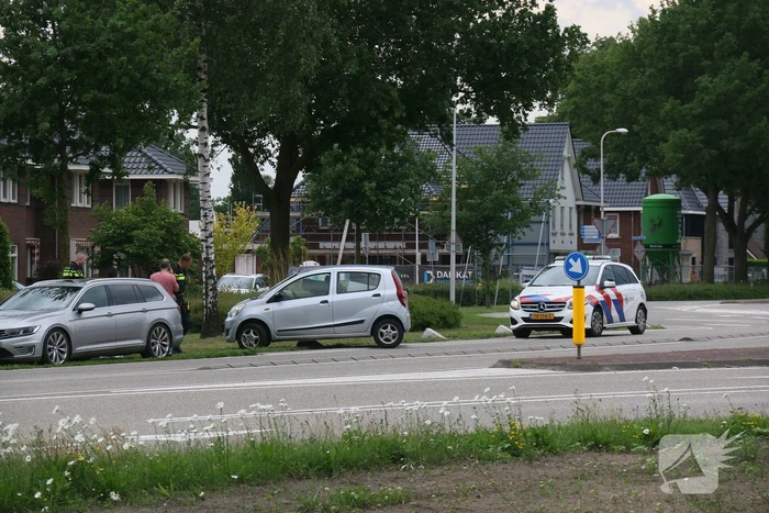 Auto zit vast op betonblok na verlaten van rotonde