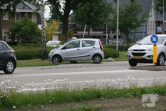 Auto zit vast op betonblok na verlaten van rotonde