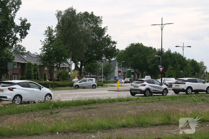 Auto zit vast op betonblok na verlaten van rotonde