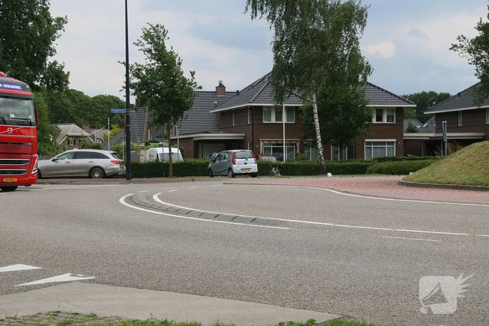 Auto zit vast op betonblok na verlaten van rotonde