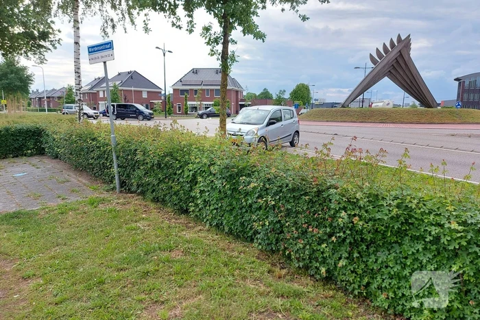 Auto zit vast op betonblok na verlaten van rotonde