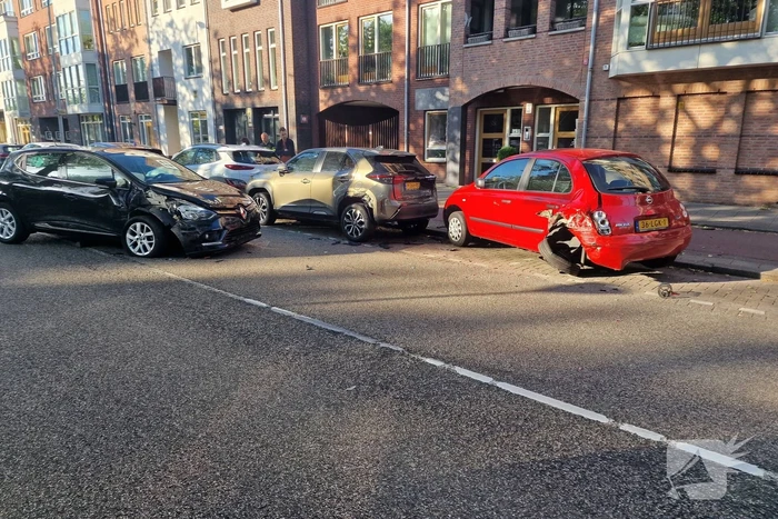 Automobilist botst op geparkeerde auto