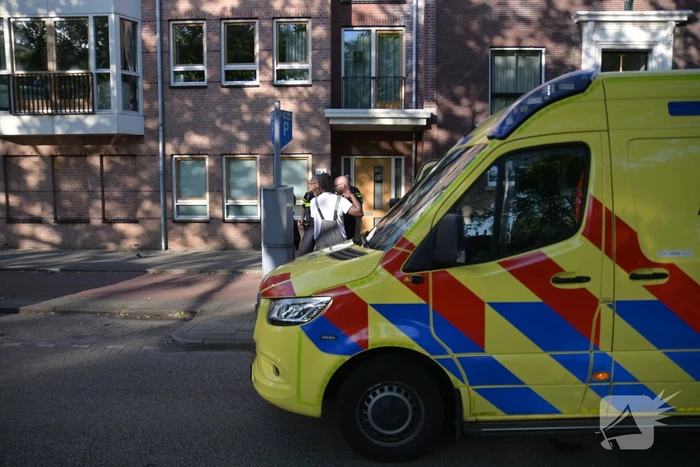 Automobilist botst op geparkeerde auto