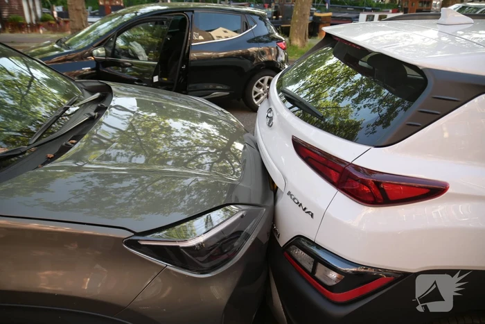 Automobilist botst op geparkeerde auto