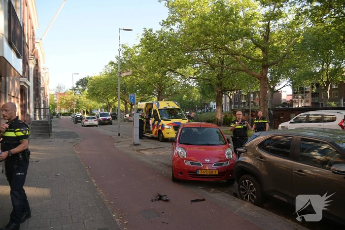 Automobilist botst op geparkeerde auto