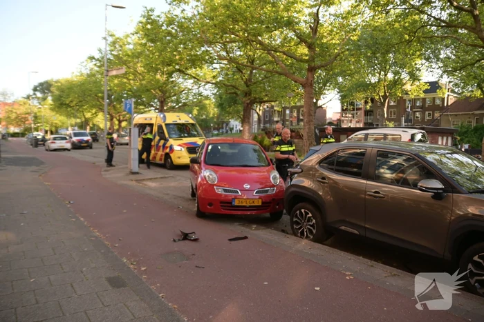 Automobilist botst op geparkeerde auto