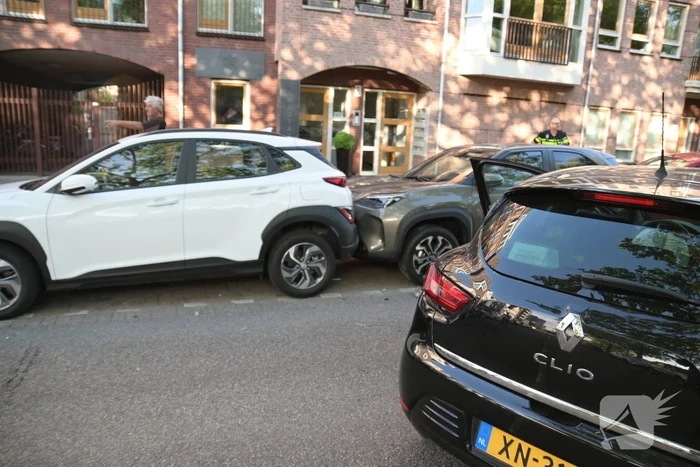 Automobilist botst op geparkeerde auto