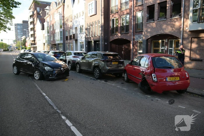 Automobilist botst op geparkeerde auto