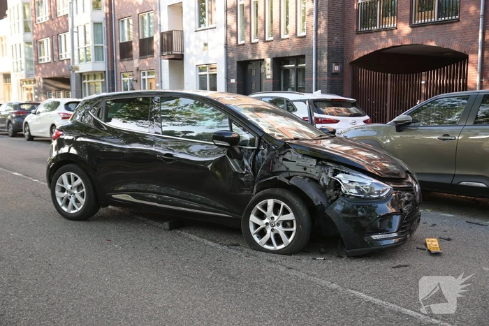 Automobilist botst op geparkeerde auto