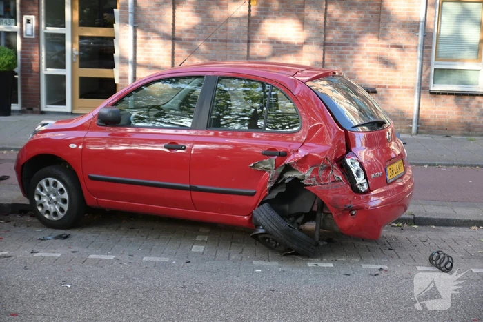 Automobilist botst op geparkeerde auto