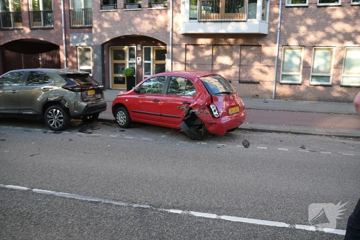 Automobilist botst op geparkeerde auto