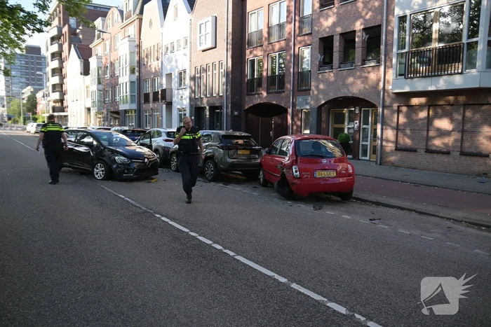 Automobilist botst op geparkeerde auto