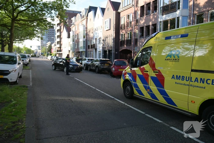 Automobilist botst op geparkeerde auto