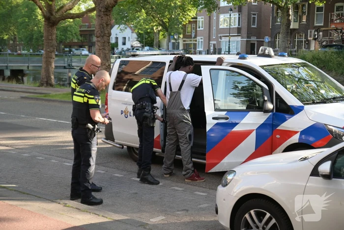 Automobilist botst op geparkeerde auto