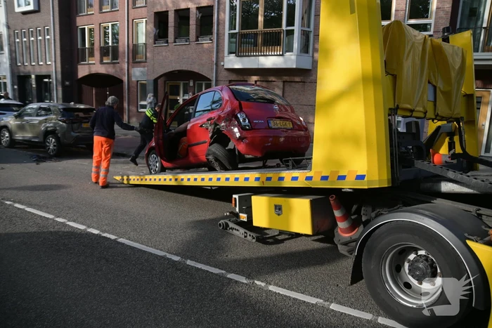 Automobilist botst op geparkeerde auto