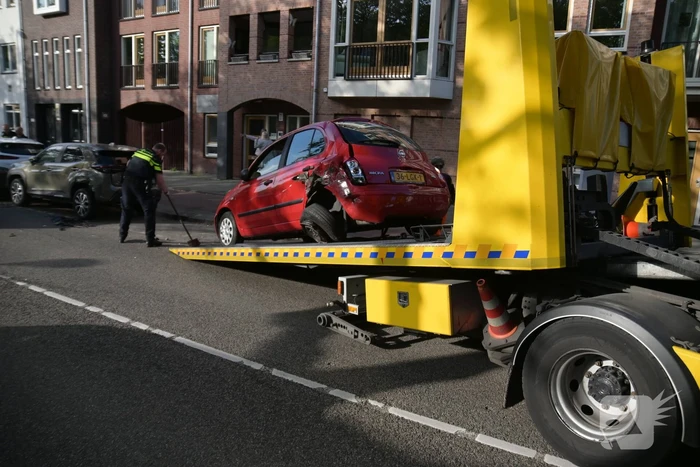 Automobilist botst op geparkeerde auto