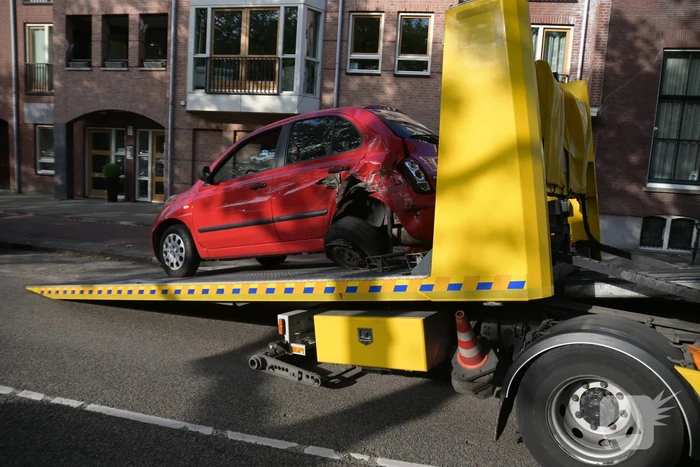 Automobilist botst op geparkeerde auto