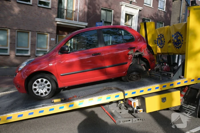 Automobilist botst op geparkeerde auto