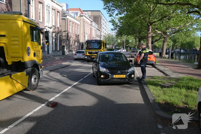 Automobilist botst op geparkeerde auto