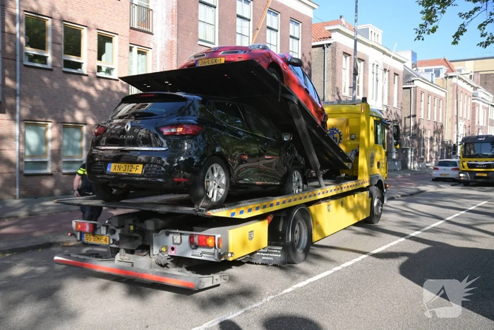 Automobilist botst op geparkeerde auto