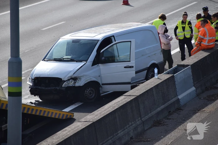 Bestuurder crasht met bestelbus tegen vangrail