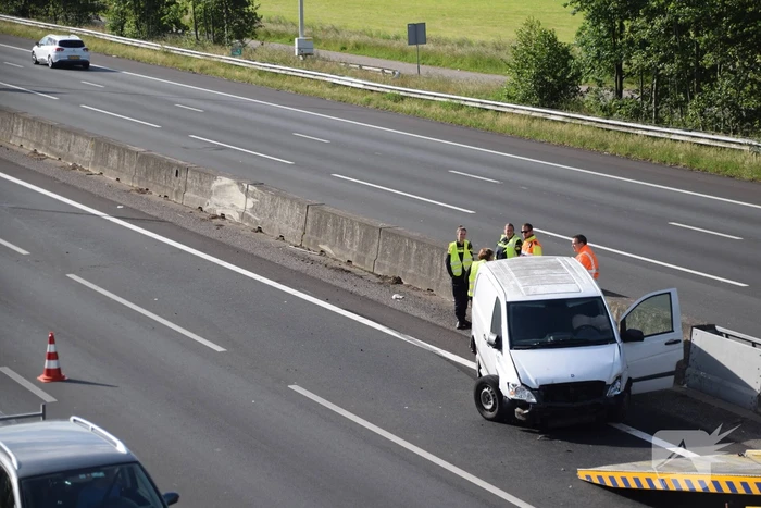 Bestuurder crasht met bestelbus tegen vangrail