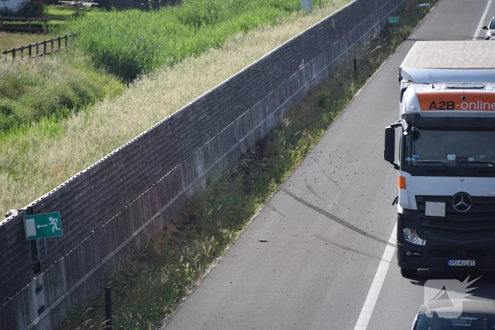 Bestuurder crasht met bestelbus tegen vangrail