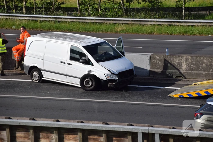 Bestuurder crasht met bestelbus tegen vangrail