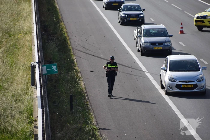 Bestuurder crasht met bestelbus tegen vangrail