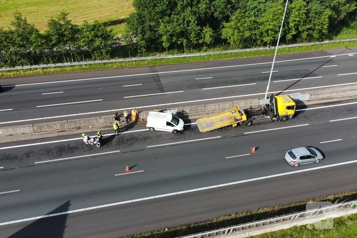 Bestuurder crasht met bestelbus tegen vangrail