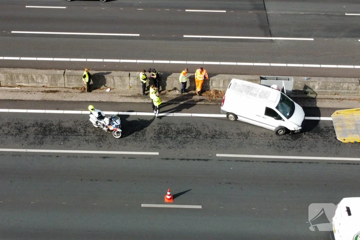 Bestuurder crasht met bestelbus tegen vangrail
