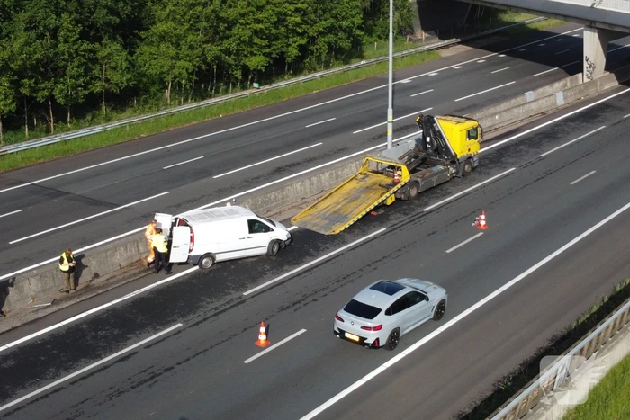 Bestuurder crasht met bestelbus tegen vangrail