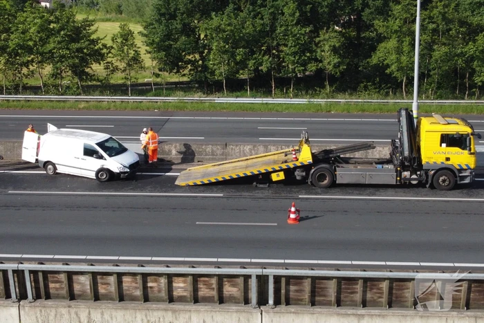 Bestuurder crasht met bestelbus tegen vangrail