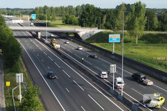 Bestuurder crasht met bestelbus tegen vangrail