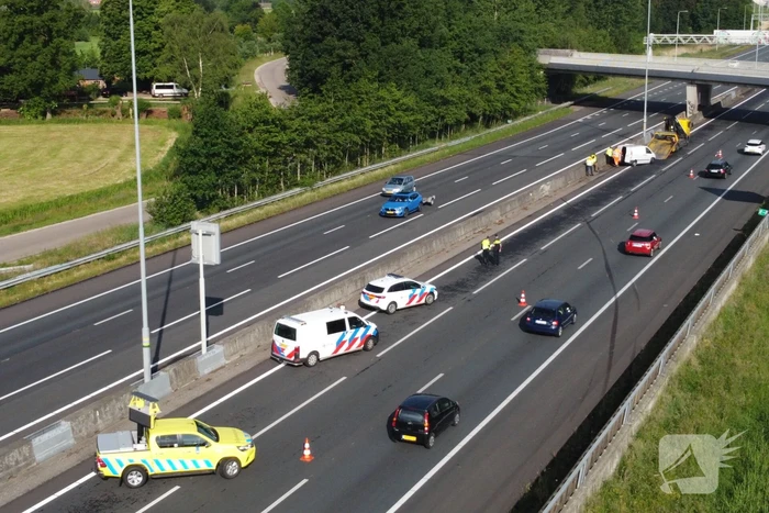 Bestuurder crasht met bestelbus tegen vangrail