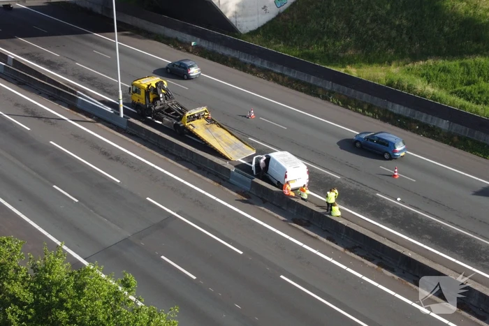 Bestuurder crasht met bestelbus tegen vangrail