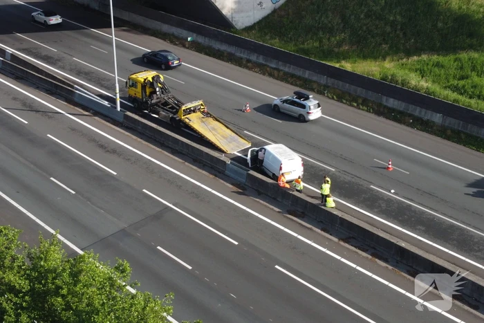 Bestuurder crasht met bestelbus tegen vangrail