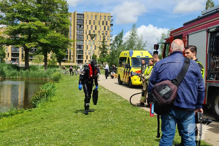 Brandweerduikers doorzoeken vijver