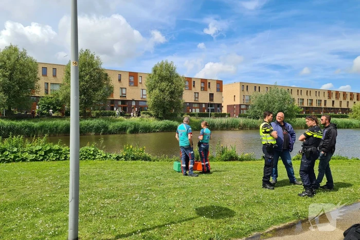 Brandweerduikers doorzoeken vijver