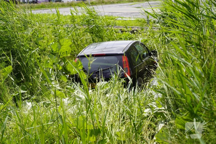 Auto belandt in dichtbegroeide sloot