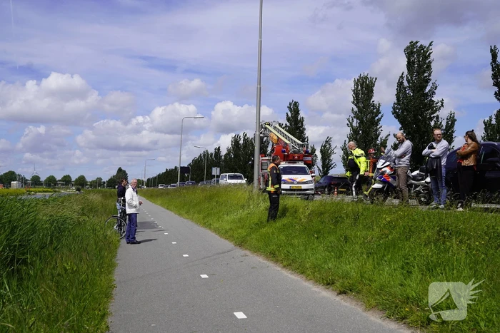 Auto belandt in dichtbegroeide sloot