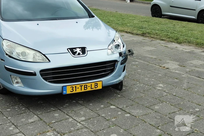 Scooterrijder botst op personenauto