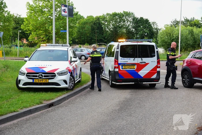 Auto rijdt over rotonde de sloot in