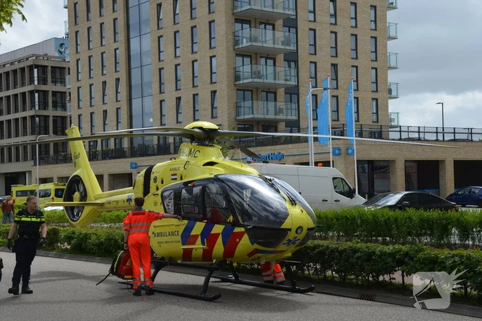 Traumahelikopter landt op wegdek voor incident