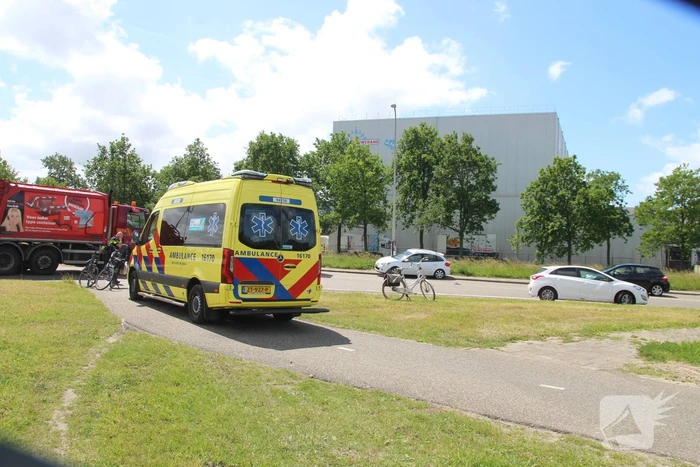 Fietser in botsing met afslaande auto op rotonde