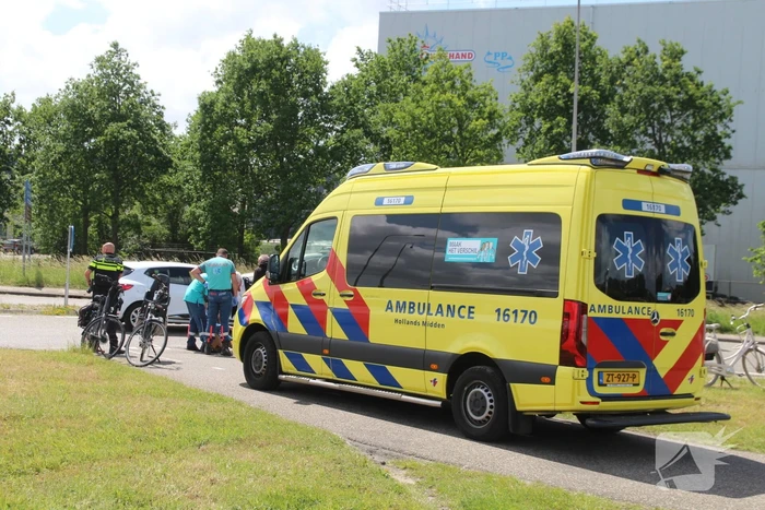 Fietser in botsing met afslaande auto op rotonde