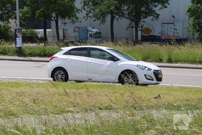 Fietser in botsing met afslaande auto op rotonde